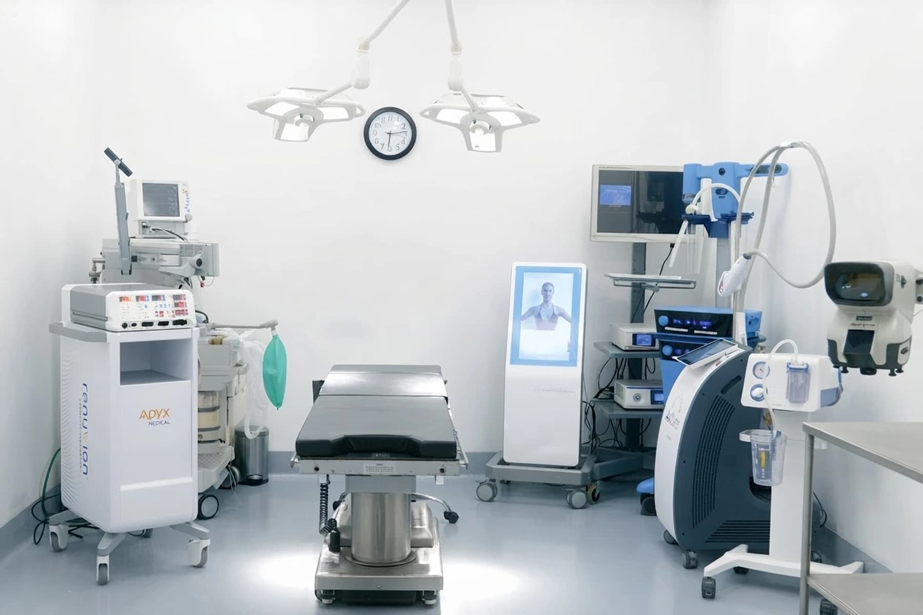 A treatment room with energy devices at the Tribeca Aesthetics surgical suite